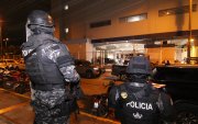 Agentes de la Policía Nacional intervinieron las oficinas de Segura EP, en la ciudadela Martha de Roldós, la noche del domingo 15 de febrero.