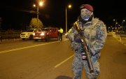 Militares del Fuerte Patria junto con la policía realizaron un operativo verificando el cumplimiento de un toque de queda pasado.