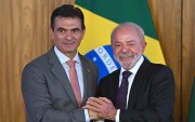 El presidente de Brasil, Luiz Inácio Lula da Silva (d), estrecha la mano de su homólogo de Bolivia, Rodrigo Paz.