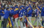 Los jugadores de la selección de Venezuela festejan tras una victoria clave en el Clásico Mundial de Béisbol.