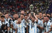 Los jugadores de Argentina levantan el trofeo que les consolida como los mejores del mundo.