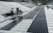 La instalación de paneles solares en una empresa.