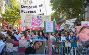 Mujeres sostienen carteles durante una manifestación por el Día Internacional de la Mujer Trabajadora, para rechazar el Gobierno del presidente Javier Milei, este lunes, en Buenos Aires (Argentina).