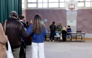 Personas hacen cola para votar en un colegio electoral durante la primera vuelta de las elecciones municipales en París, Francia, el 15 de marzo de 2026.