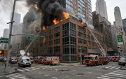 Referencial.Bomberos combaten un incendio en un edificio de Manhattan durante las celebraciones del Día de San Patricio.