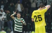 Maxi Araujo, jugador del Sporting, celebra ante el lamento de uno de lo jugadores del Bodo.