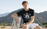 Jannik Sinner con el trofeo que ganó en Indian Wells.