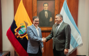 Autoridades de Ecuador reciben la donación de ayuda humanitaria y sillas de ruedas entregada por Israel a la Gobernación del Guayas.