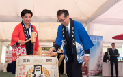 El embajador Horiuchi Toshihiko y Gabriela Sommerfeld durante el Kagami Biraki, ceremonia en la que se rompe el barril de sake.