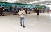 Ruta. Los usuarios acudían a la terminal de Quitumbe para consultar los horarios, mientras otras ventanillas lucían vacías.