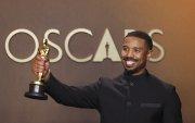 El actor Michael B. Jordan sosteniendo su Óscar.