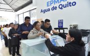 Laura Arenillo llegó a la agencia de la Epmaps. Asegura que el valor de la tasa subió su factura y no le aplican el descuento de la tercera edad.