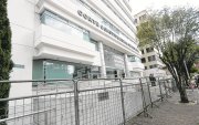 Cerco. La Policía ha instalado vallas metálicas en los exteriores de la Corte Constitucional, en Quito.