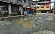 Calles deterioradas y servicios irregulares marcan el día a día en Durán.
