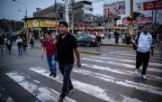 Personas caminan por una avenida en Lima (Perú).