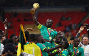 Sadio Mané de Senegal levanta el trofeo con sus compañeros de equipo mientras celebran tras ganar la Copa Africana de Naciones