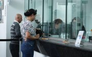 Personas solicitan crédito en la banca pública.