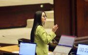 Viviana Veloz durante la interpelación a Mario Godoy en la Asamblea Nacional de Ecuador.