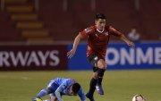Andy Polar (i) del Deportivo Binacional peruano cae al tratar de marcar al mediocampista Fernando Gaibor (d) del Independiente de Avellaneda durante un partido de vuelta de la primera fase de la Copa Sudamericana disputado este miércoles en Arequipa (Perú). EFE/José Sotomayor PERÚ FÚTBOL COPA SUDAMERICANA..