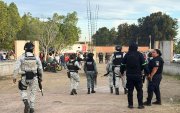 Integrantes de la Guardia Nacional de México custodian la zona donde se cometió un ataque armado en calles del estado de Guanajuato (México).