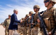 José Antonio Kast (i), saludando a militares en el punto de Observación Fronteriza en el complejo Chacalluta este lunes, en Arica (Chile).
