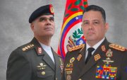 Vladimir Padrino López (izquierda) fue cesado como ministro venezolano de Defensa, cargo que ocupó por más de una década, y lo reemplaza Gustavo González López.