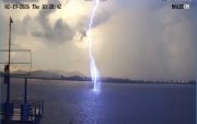 El sistema ECU 911 captó la caída de un rayo en el río Guayas, durante la tormenta eléctrica del 19 de febrero de 2026.