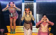 La propuesta escénica del Colectivo Barullo mezcla distopía, crítica social y experimentación teatral para reflexionar sobre el poder, la comunicación y las reglas que rigen la vida contemporánea.