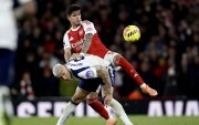 Arsenal defiende su ventaja como líder de la Premier League.