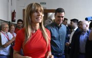 El primer ministro español Pedro Sánchez, mira a su esposa Begoña Gómez mientras emiten sus votos durante las elecciones generales de España, el 23 de julio de 2023.