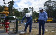 Personal realiza labores en una de las instalaciones de Petroecuador.