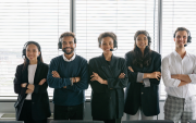 Imagen referencial de jóvenes en un entorno laboral, en el marco de las oportunidades de empleo disponibles en Ecuador para 2026