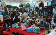 Una de las tiendas en Ipíales que vende zapatos colombianos y que los ecuatorianos suelen ir a comprar.