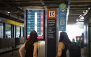 Dos pasajeras observan una pantalla informativa que muestra los vuelos cancelados en el Aeropuerto Internacional Jorge Newbery de Buenos Aires.