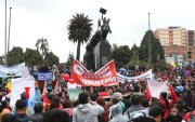Un grupo numeroso de manifestantes caminó hacia la Asamblea Nacional, para rechazar el proyecto de Ley de gasto en los GAD.