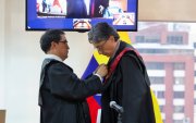 José Suing impuso la toga al nuevo presidente encargado de la Corte Nacional de Justicia, Marco Rodríguez.
