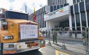 Transportistas protestan en Tulcan por la guerra comercial entre Ecuador y Colombia.