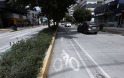 Los bolardos son elementos diseñados para separar físicamente el carril ciclista del tráfico vehicular.