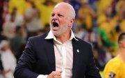 El técnico australiano de Irak, Graham Arnold, sigue anclado por el cierre del espacio aereo.