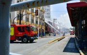 Los bomberos atendieron una de las emergencias más severas de los últimos años en Guayaquil: el incendio del centro comercial Multicomercio, en el sur de la ciudad.