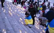La gente enciende velas durante una manifestación que conmemora el cuarto aniversario de la invasión rusa en Ucrania. Helsinki, Finlandia, el 24 de febrero de 2026.