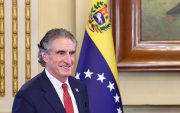El secretario de Interior de Estados Unidos, Doug Burgum, en reunión con la presidenta encargada de Venezuela, Delcy Rodríguez, este miércoles en Caracas (Venezuela).