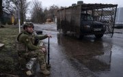 Un militar ucraniano de un equipo de fusileros móvil encargado de proteger al personal militar y a los civiles de los drones rusos cerca de Druzhkivka en el Óblast de Donetsk.