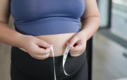 La disminución del estrógeno modifica la distribución corporal, favoreciendo la acumulación de grasa visceral y afectando el metabolismo basal en mujeres de mediana edad.