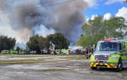 El equipo de bomberos y rescate de Miami-Dade permanece en la escena del incendio del almacén.