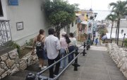 Turistas caminan por las escalinatas del cerro Santa Ana, la mañana de este viernes 6 de marzo.