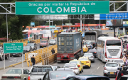Vehículos y transporte pesado circulan por el paso fronterizo entre Ecuador y Colombia, en medio de los anuncios de cierre temporal por el proceso electoral.
