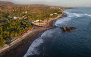 Playa. Entre olas y atardeceres de postal, turistas extranjeros disfrutan de la playa salvadoreña de El Tunco.