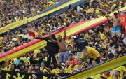 Hinchas toreros alientan desde las gradas del Monumental durante el Clásico del Astillero ante Emelec.