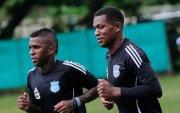 Miller Bolaños (i) junto a Romario Caicedo en la práctica de Emelec, previo al duelo ante Delfín.